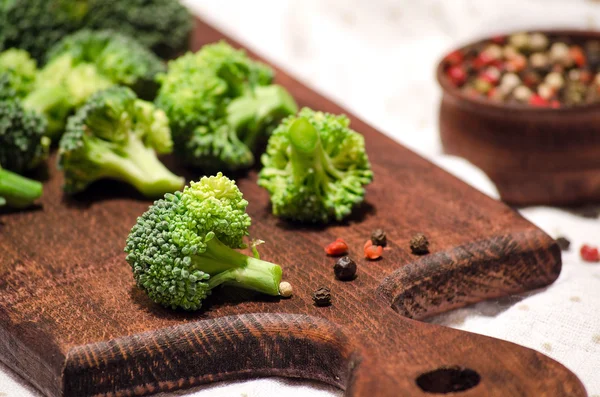 Brokoli pada papan tulis dapur dan campuran lada — Stok Foto