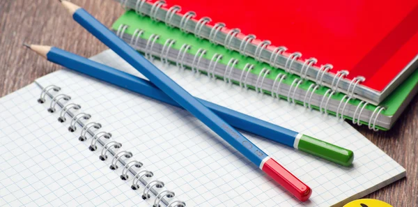 Két ceruza és egy nyitott notebook az asztalon — Stock Fotó
