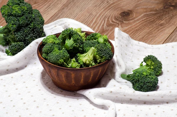 Masanın üzerinde bir kil tabakta brokoli — Stok fotoğraf