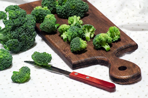 Brokoli di piring tanah liat, papan potong dan pisau — Stok Foto