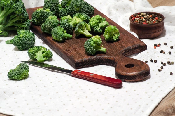 Brokoli potongan pada papan dapur, pisau dan rempah-rempah — Stok Foto