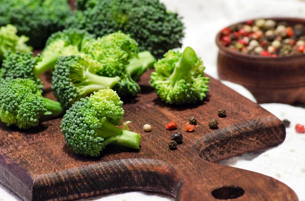 Brokkoli auf der Küchentafel und Pfeffermischung — Stockfoto