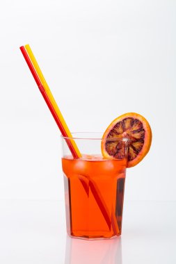 Aperol spritz aperatif alkollü kokteyl portakal dilimleri ile