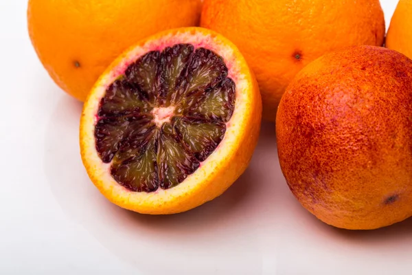 Krwawe czerwone pomarańcze na białym tle — Zdjęcie stockowe