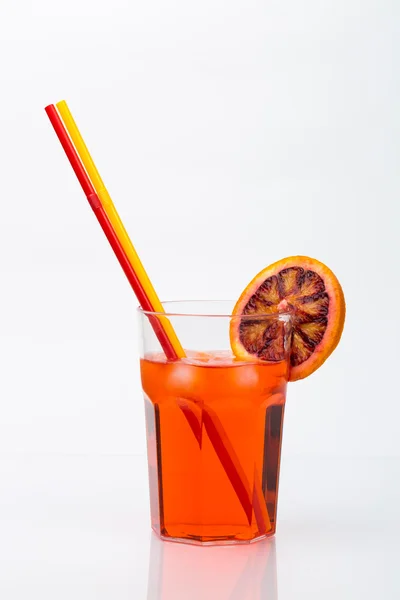 Aperol spritz aperitif alkoholos koktél, narancs szelet — Stock Fotó