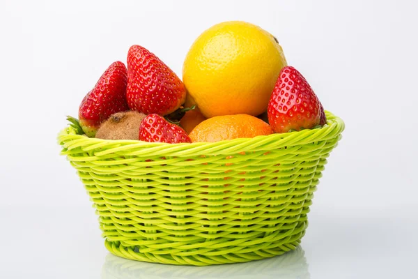 Ανάμεικτα φρούτα στο καλάθι λυγαριά σε λευκό — Φωτογραφία Αρχείου