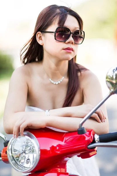 Asiática chica esperando en el scooter — Foto de Stock