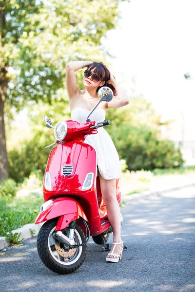 Азиатская девушка ждет на скутере — стоковое фото
