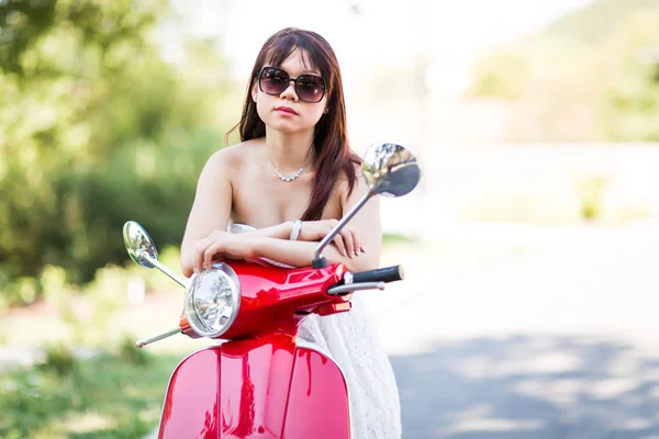 Asian dziewczyna czeka na skuter — Zdjęcie stockowe