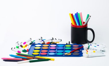 çeşitli yaratıcı araçlar üzerinde beyaz izole bileşimi