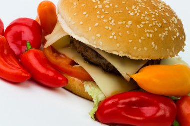 Beyaz arka plan üzerinde izole biber ile büyük hamburger