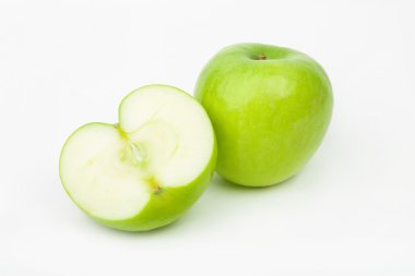 Yeşil elma, beyaz arkaplanda izole