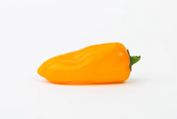 Pimienta amarilla fresca sobre fondo blanco — Foto de Stock