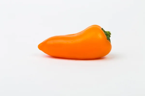 Świeży pieprz pomarańczowy na białym tle — Zdjęcie stockowe