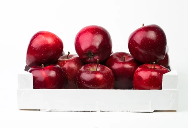 Maçãs vermelhas frescas em cesta de madeira branca isolada em backgr branco — Fotografia de Stock