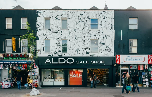 Blick auf Camden Market, berühmte Touristenattraktionen — Stockfoto