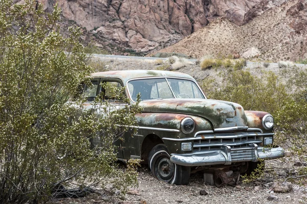 Velho carro enferrujado em Nelson Nevada cidade fantasma — Fotografia de Stock