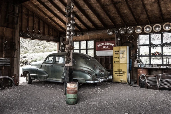 Rusty old vintage car in abandoned mechanic garage — Stock Photo, Image