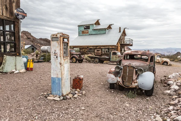 Rumah kayu tua dan pompa bahan bakar tua berkarat dalam hantu Nelson Nevada — Stok Foto