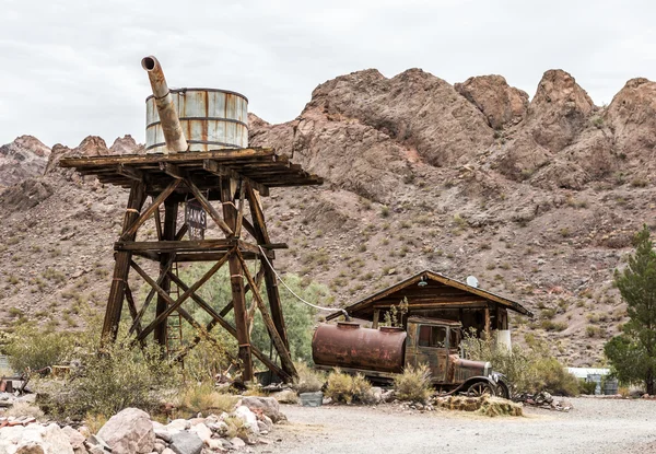 Viejas casas de madera y viejo camión oxidado en Nelson Nevada remolque fantasma —  Fotos de Stock