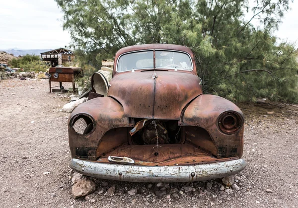 Vecchia auto arrugginita nella città fantasma di Nelson Nevada — Foto Stock