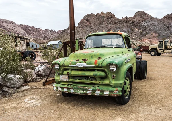 Velho caminhão enferrujado em Nelson Nevada cidade fantasma — Fotografia de Stock