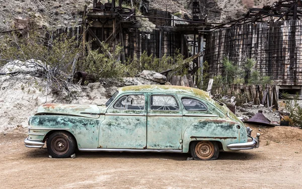 Velho carro enferrujado em Nelson Nevada cidade fantasma — Fotografia de Stock