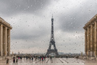 Su damlaları ile bulanık arka plan: Görünümü penceresinden Paris Fransa