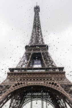 Su damlaları ile bulanık arka plan: Görünümü penceresinden Paris Fransa