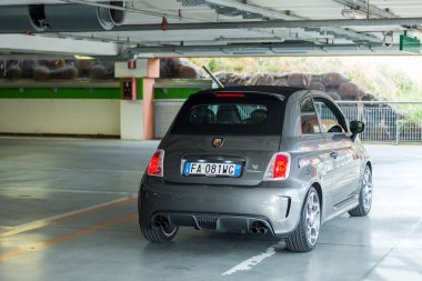 Trieste, İtalya 18 Haziran, Abarth 595 Competizione 2016:Photo. 595 turizm agresif görünüm ve birkaç kasten sportif karakter abartarak önemli ölçüde farklıdır.