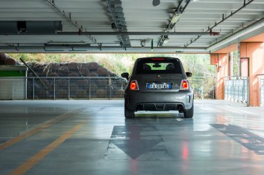 Trieste, İtalya 18 Haziran, Abarth 595 Competizione 2016:Photo. 595 turizm agresif görünüm ve birkaç kasten sportif karakter abartarak önemli ölçüde farklıdır.