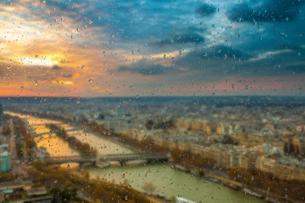 पानी की बूंदों के साथ अमूर्त धुंधला पृष्ठभूमि: रात में पेरिस खिड़की के माध्यम से देखें फ्रांस — स्टॉक फ़ोटो, इमेज