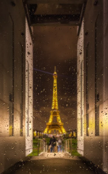 Rozmyte tło z kropli wody: widok z okna Paryż nocą Francja — Zdjęcie stockowe