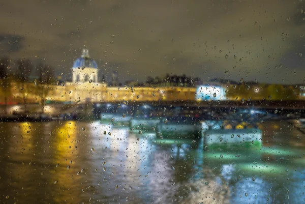Абстрактний розмито фон з крапель води: погляд через вікно Парижа вночі Франції — стокове фото