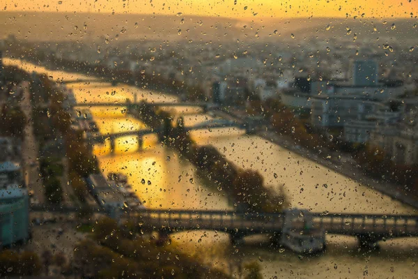 Fond flou abstrait avec gouttes d'eau : vue par la fenêtre Paris la nuit France — Photo