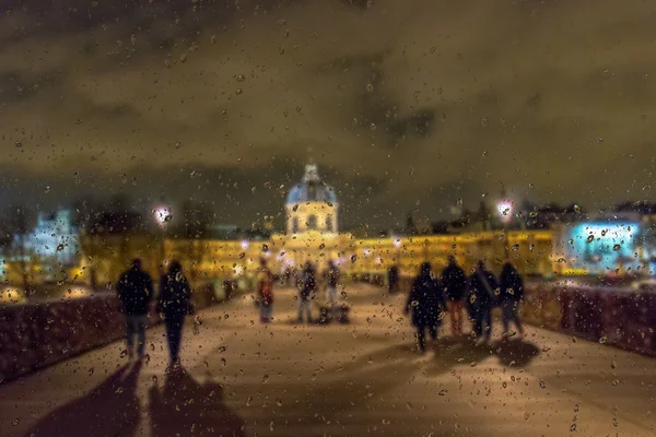 Su damlaları ile bulanık arka plan: gece Fransa Paris pencereden görünümü — Stok fotoğraf