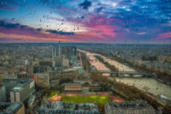 Abstrakt suddiga bakgrunden med vattendroppar: utsikten genom fönstret Paris nattetid Frankrike — Stockfoto