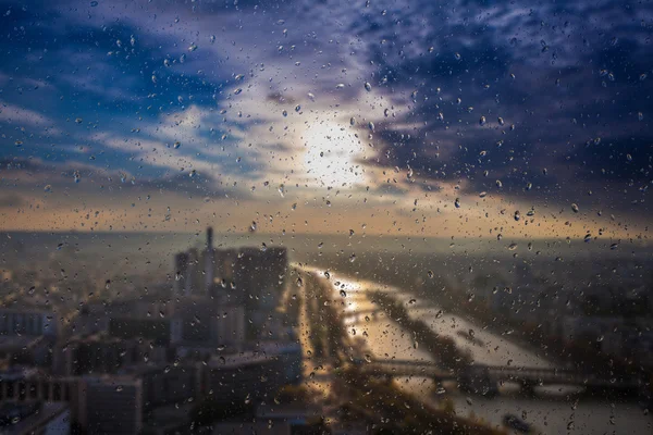 Fundo embaçado abstrato com gotas de água: vista pela janela Paris à noite França — Fotografia de Stock