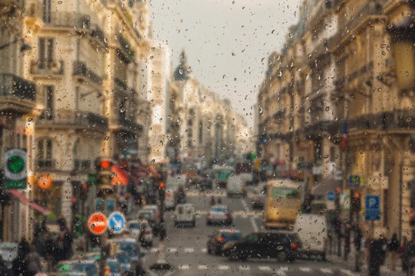 Fondo borroso abstracto con gotas de agua: vista a través de la ventana Paris Francia — Foto de Stock