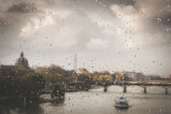 Fond flou abstrait avec gouttes d'eau : vue par la fenêtre Paris France — Photo