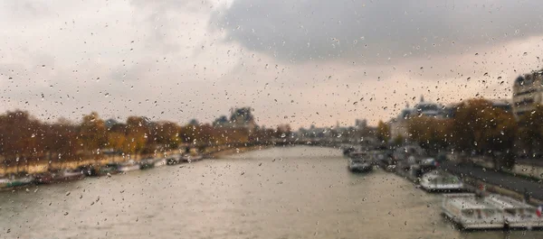 Abstrakter verschwommener Hintergrund mit Wassertropfen: Blick durch das Fenster Paris Frankreich — Stockfoto