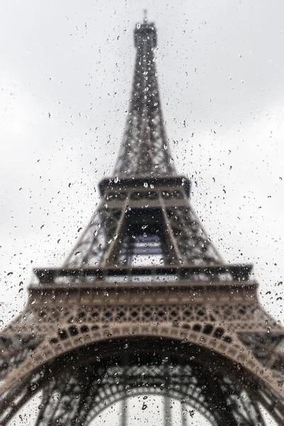 Fond flou abstrait avec gouttes d'eau : vue par la fenêtre Paris France — Photo