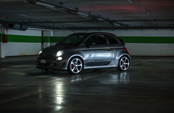 Trieste, Italie 18 juin 2016 : Photo d'un Abarth 595 Competizione Le 595 diffère considérablement de celui Tourisme par son aspect agressif et quelques-uns exagèrent délibérément le caractère sportif . — Photo