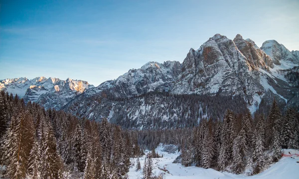 Alplandskap till Tre Cime di Lavaredo på Dolomites — Stockfoto