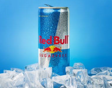 Trieste, İtalya-Mayıs 30, 2016: Alüminyum kutu Sugarfree.Red saçmalık 2012 yılında satılan 5,226 milyar kutular ile dünyanın en popüler enerji içeceği Red Bull enerji içeceği.