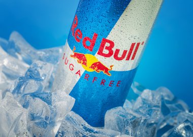 Trieste, İtalya-Mayıs 30, 2016: Alüminyum kutu Red Bull enerji içeceği 2012 yılında satılan 5,226 milyar kutular ile dünyanın en popüler enerji içeceği Sugarfree.Isolated beyaz Background.Red boğa üzerinde olduğunu.