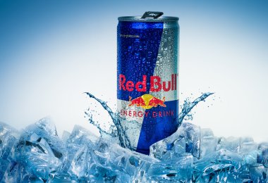 Trieste, İtalya-Mayıs 30, 2016: Alüminyum kutu Red Bull enerji içeceği buz üzerinde. Beyaz izole Background.Red 2012 yılında satılan 5,226 milyar kutular ile dünyanın en popüler enerji içeceği saçmalık.
