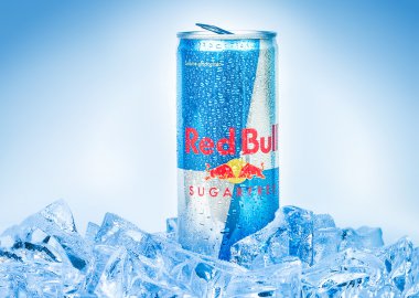 Trieste, İtalya-Mayıs 29, 2016: Alüminyum kutu Red Bull enerji içeceği buz üzerinde. Beyaz izole Background.Red 2012 yılında satılan 5,226 milyar kutular ile dünyanın en popüler enerji içeceği saçmalık.