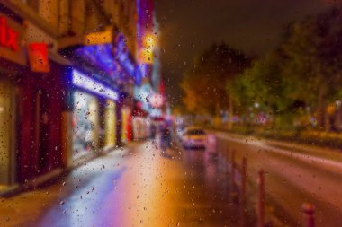 Bulanık arka plan: ıslak pencereden Paris gece görünümü