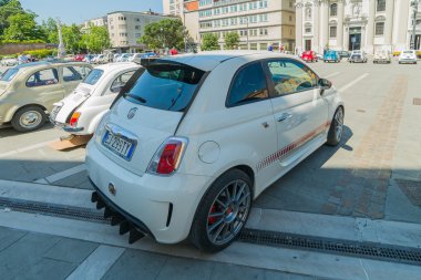 Gorizia,İtalya Mayıs 22,2016:Fiat 500 Club Isonzo toplantısının fotoğrafı. 595 ve Ss agresif bir görünüm ve birkaç kasıtlı sportif karakter abartma için bu Turizm önemli ölçüde farklıdır.